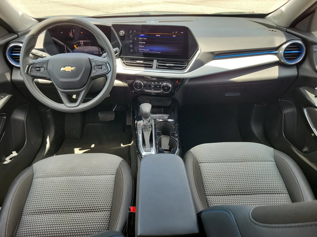 2025 Chevrolet Trax LT thumbnail 8