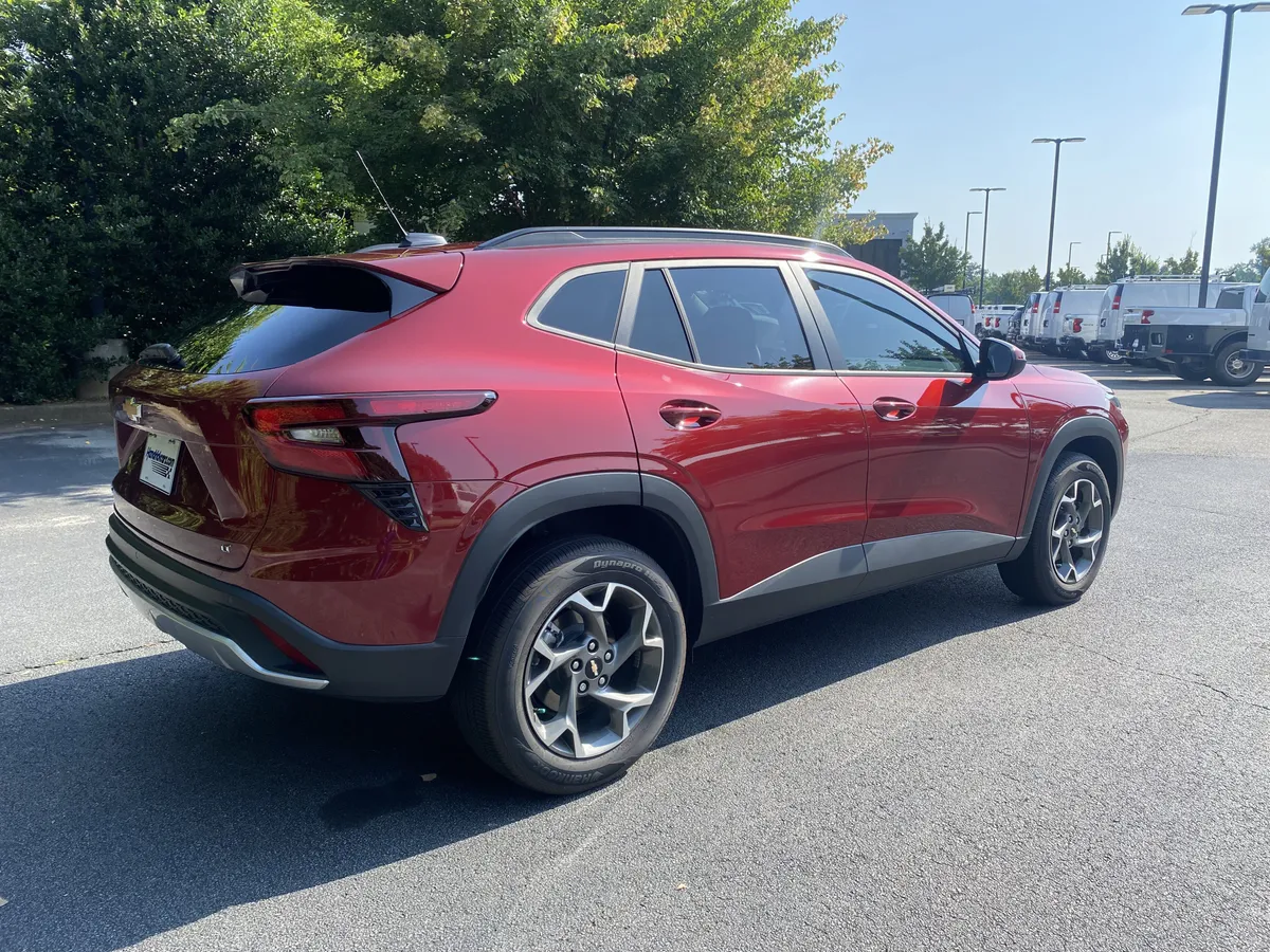 2025 Chevrolet Trax LT thumbnail 8