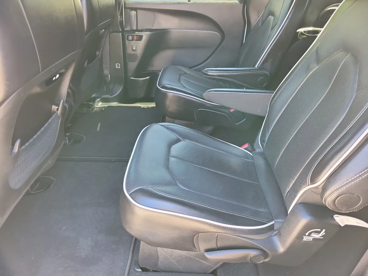 2025 Chrysler Pacifica Limited thumbnail 10