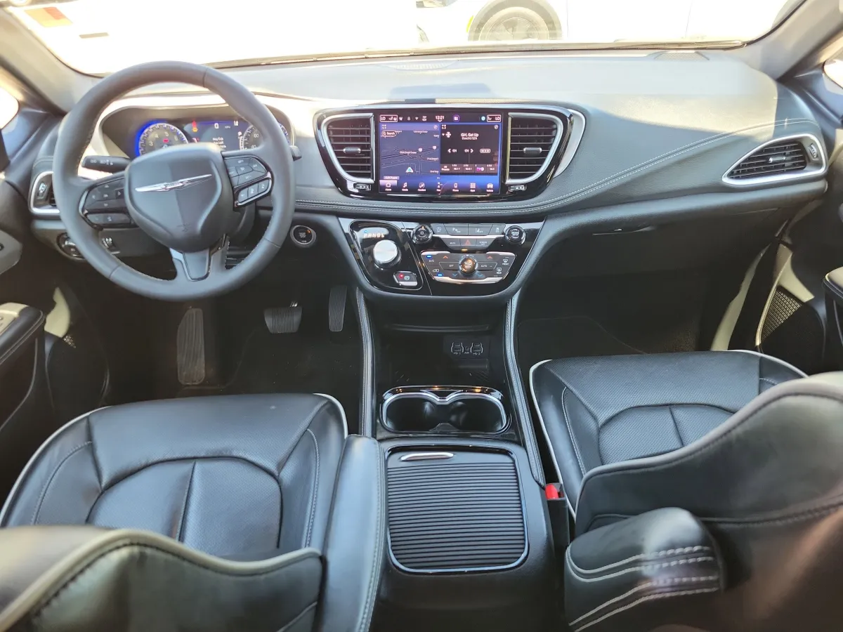 2025 Chrysler Pacifica Limited thumbnail 13
