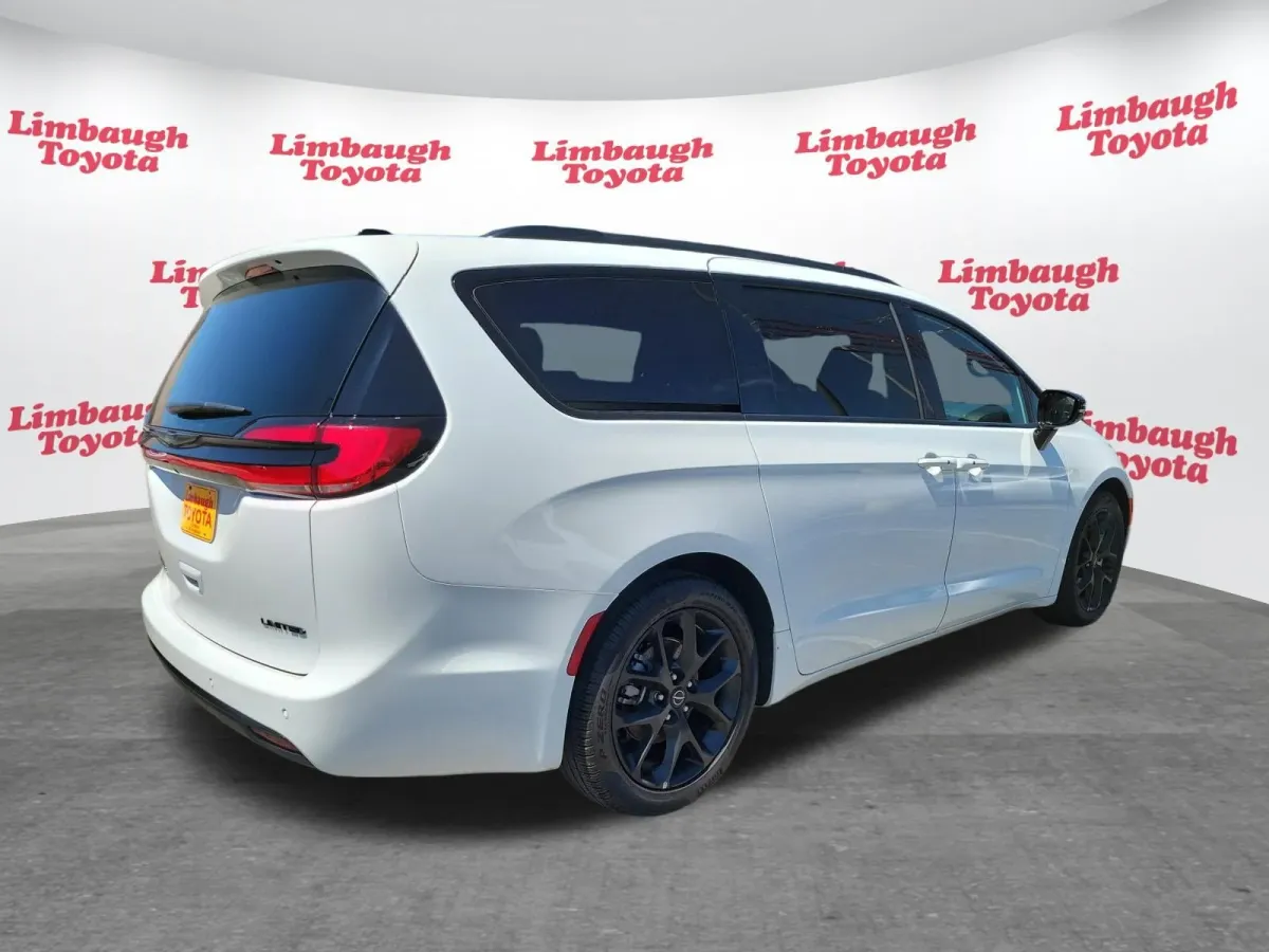 2025 Chrysler Pacifica Limited thumbnail 28