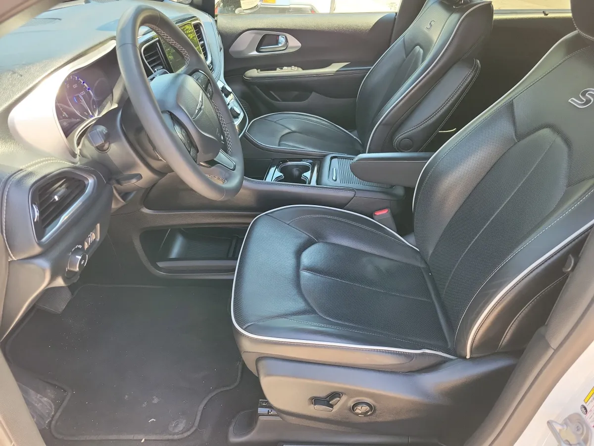 2025 Chrysler Pacifica Limited thumbnail 6