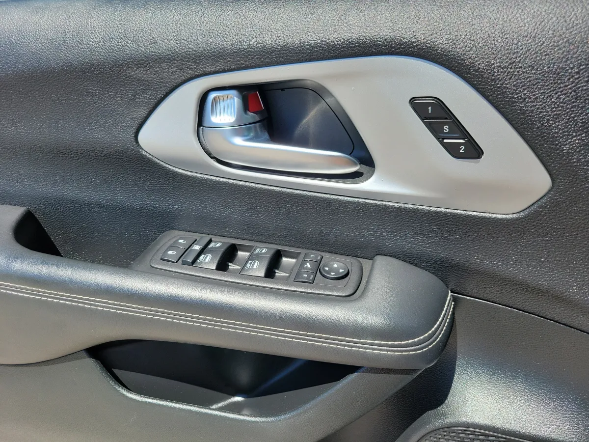 2025 Chrysler Pacifica Limited thumbnail 9