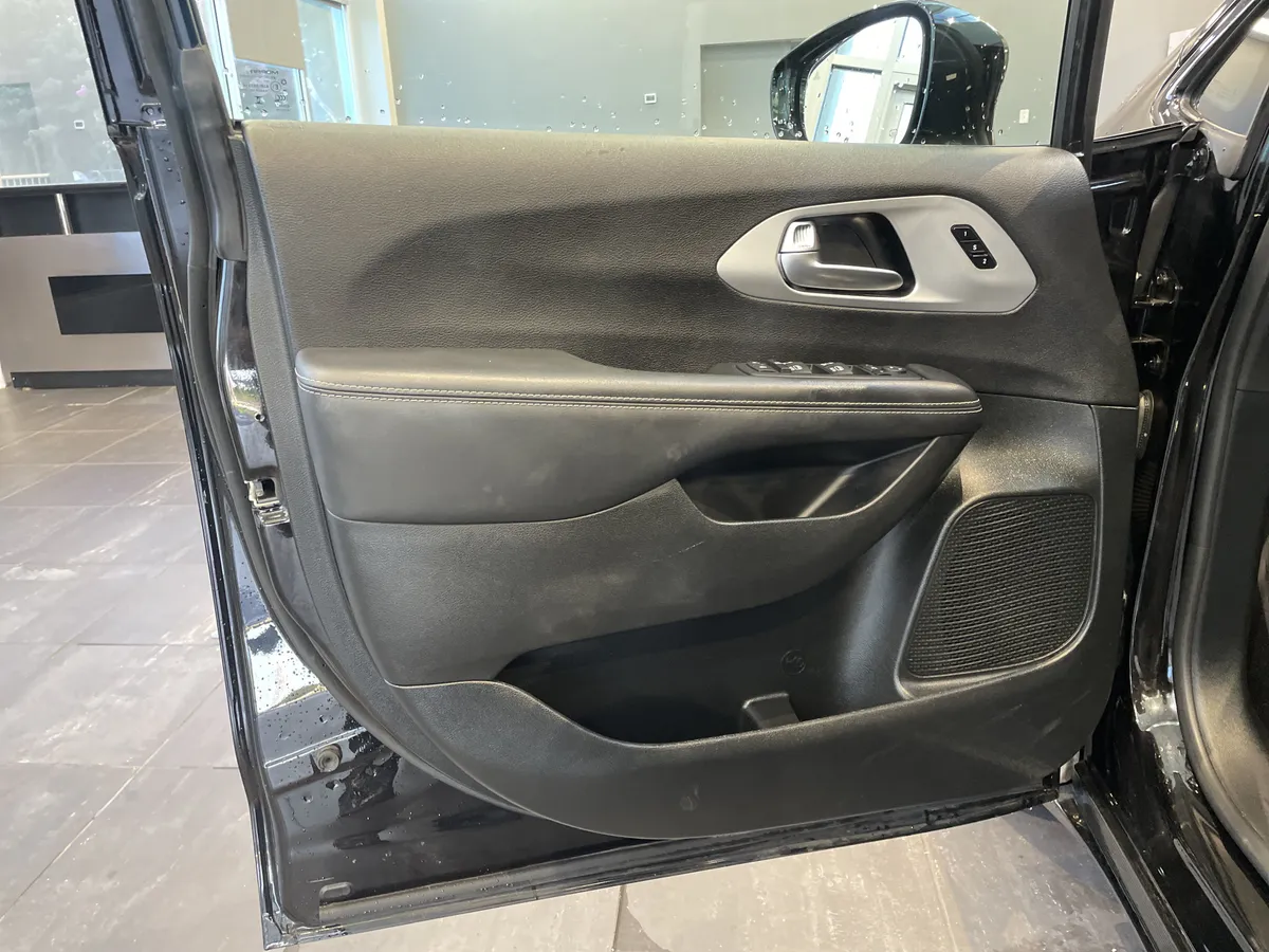 2025 Chrysler Pacifica Limited thumbnail 13