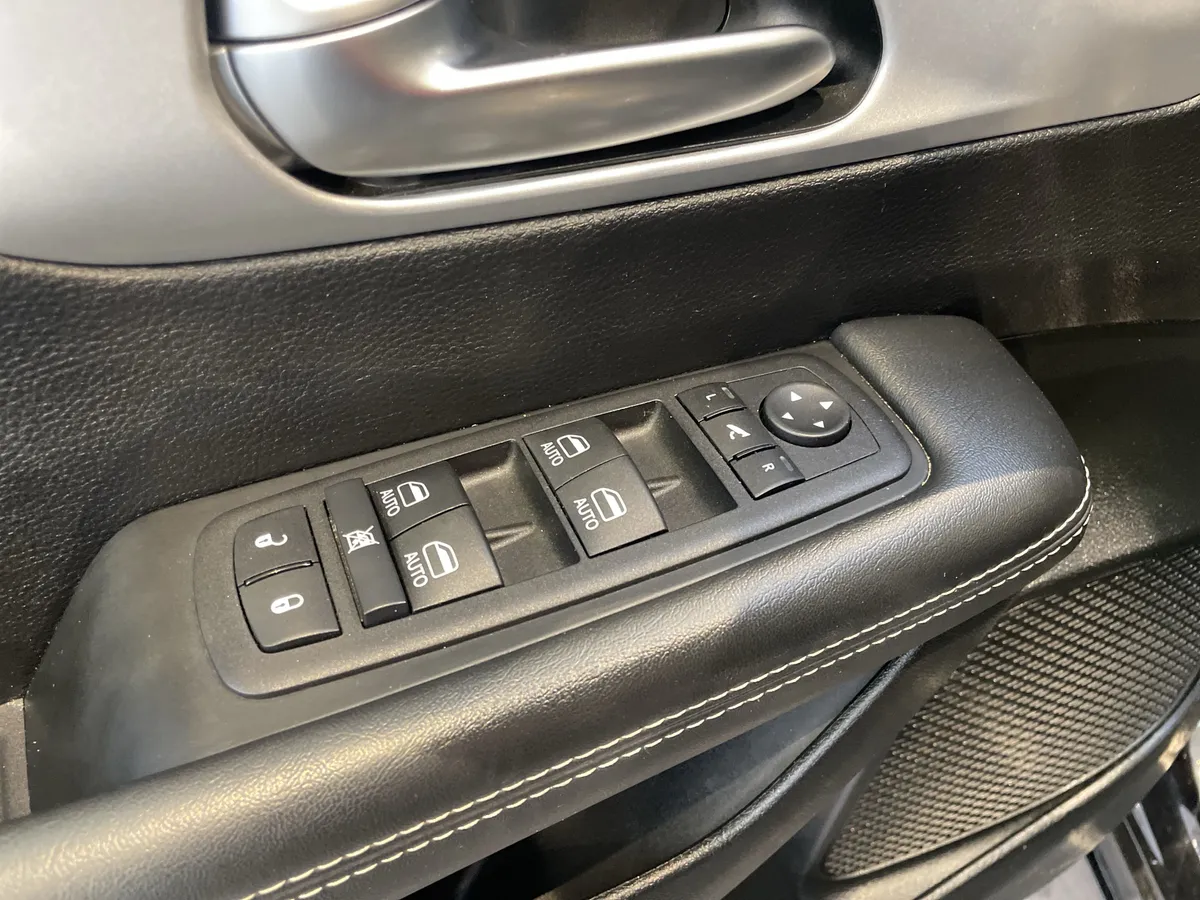 2025 Chrysler Pacifica Limited thumbnail 15