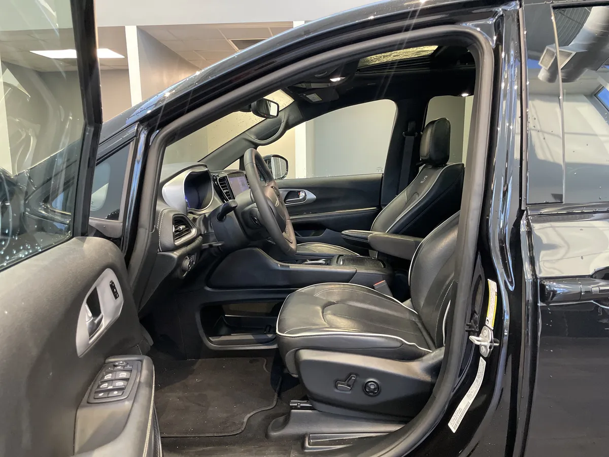 2025 Chrysler Pacifica Limited thumbnail 16