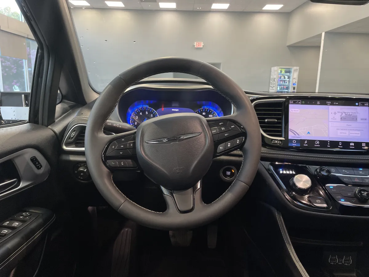 2025 Chrysler Pacifica Limited thumbnail 18