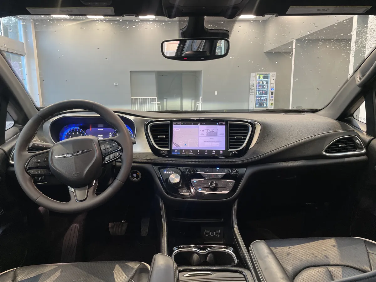 2025 Chrysler Pacifica Limited thumbnail 31