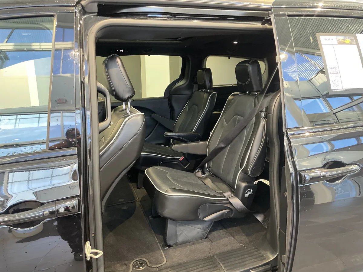2025 Chrysler Pacifica Limited thumbnail 33