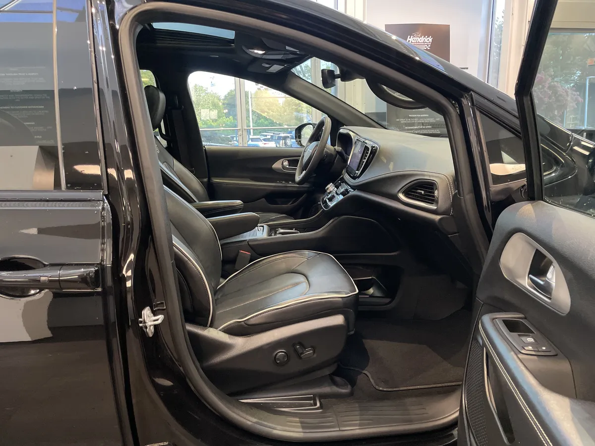 2025 Chrysler Pacifica Limited thumbnail 37