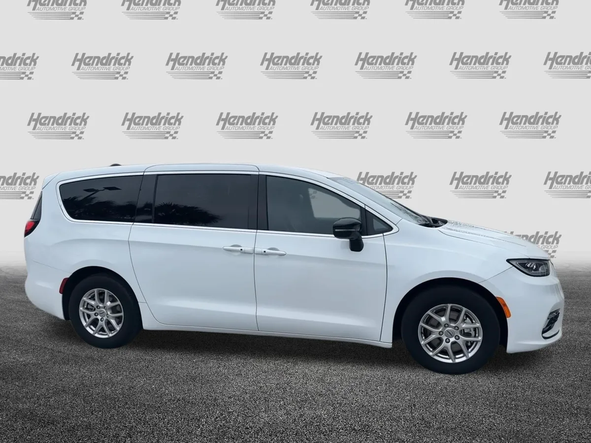 2025 Chrysler Pacifica Select thumbnail 10