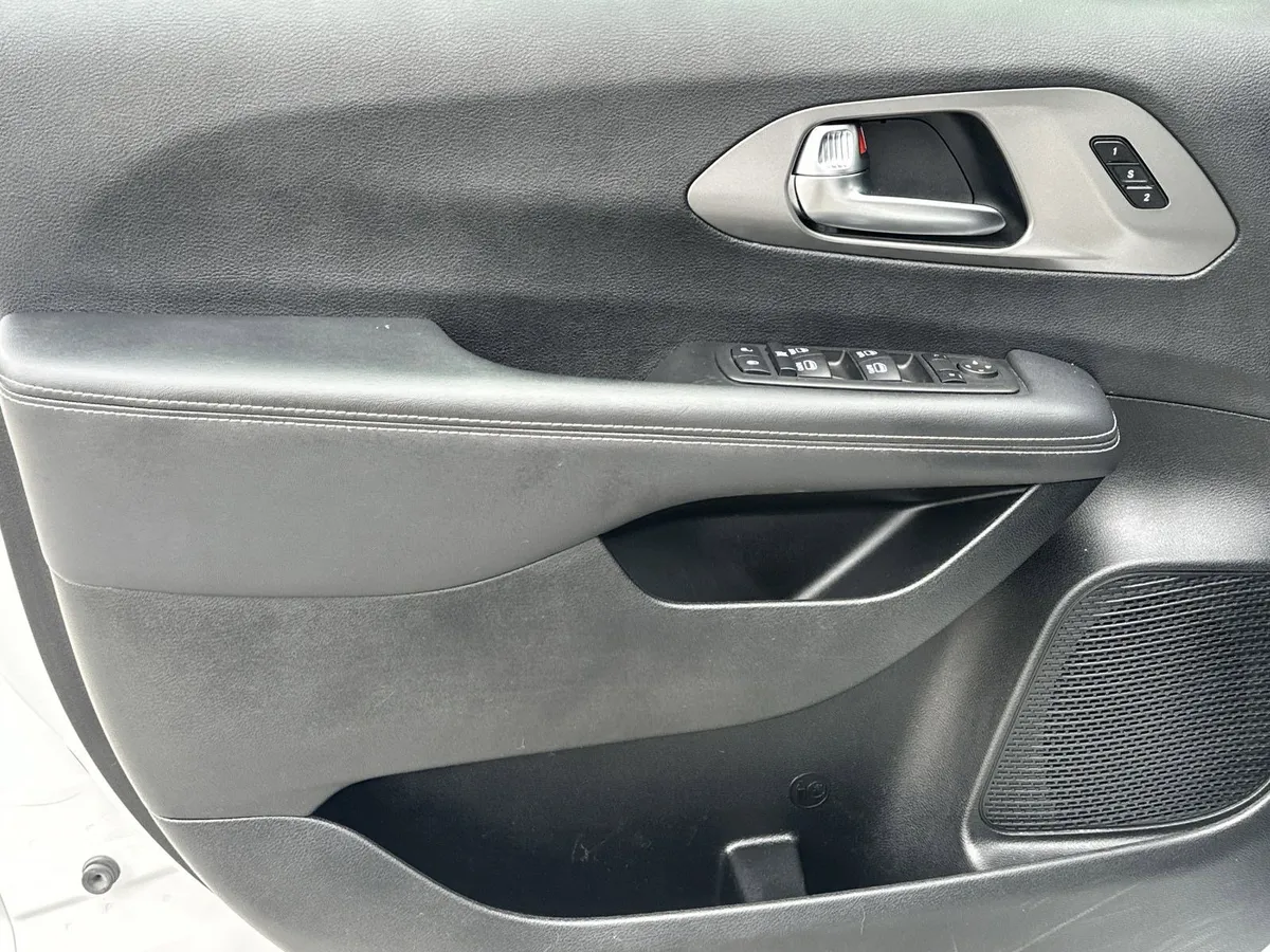 2025 Chrysler Pacifica Select thumbnail 14