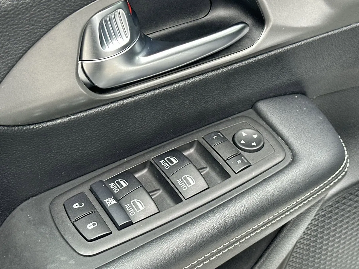2025 Chrysler Pacifica Select thumbnail 15