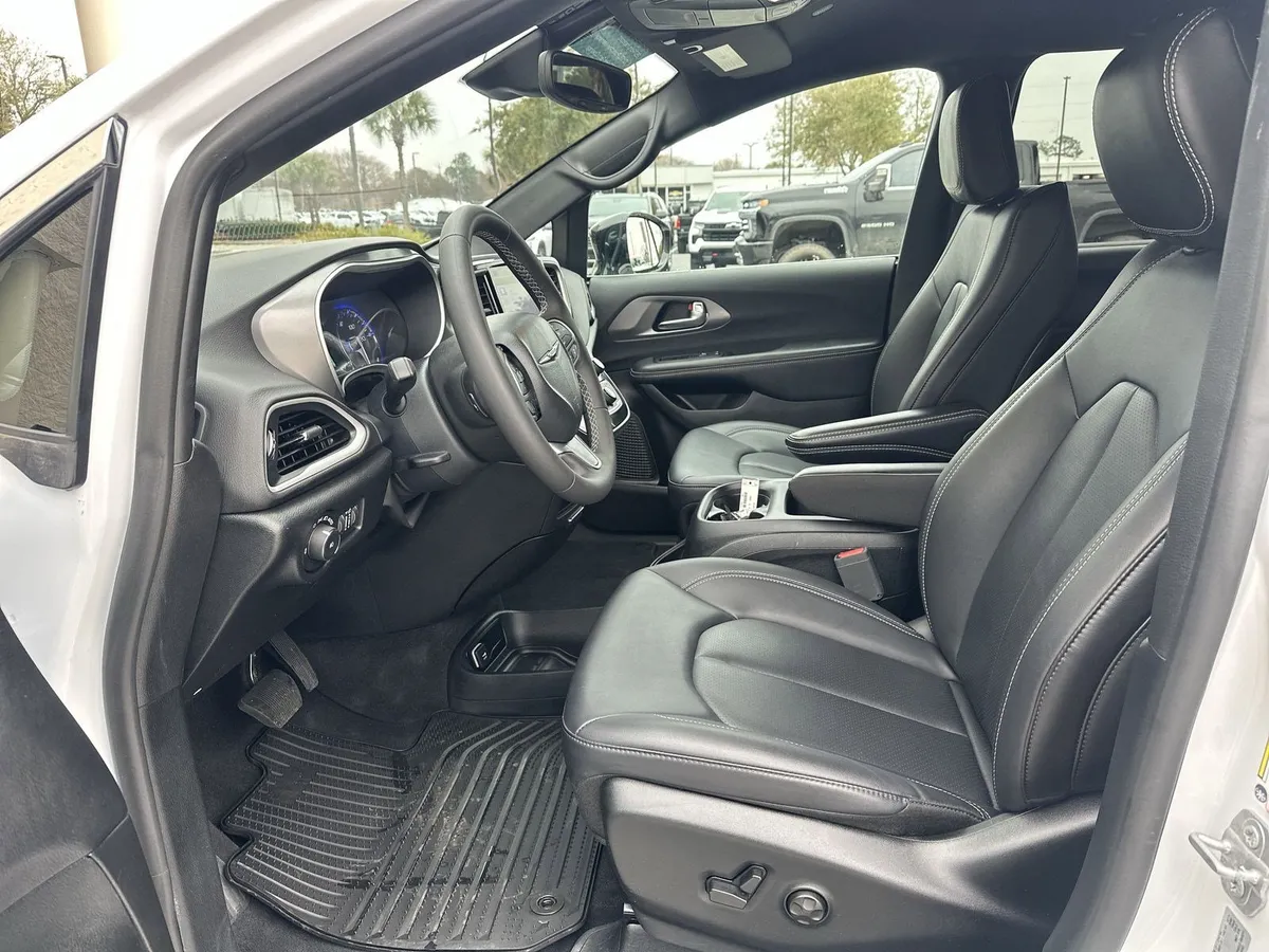 2025 Chrysler Pacifica Select thumbnail 16