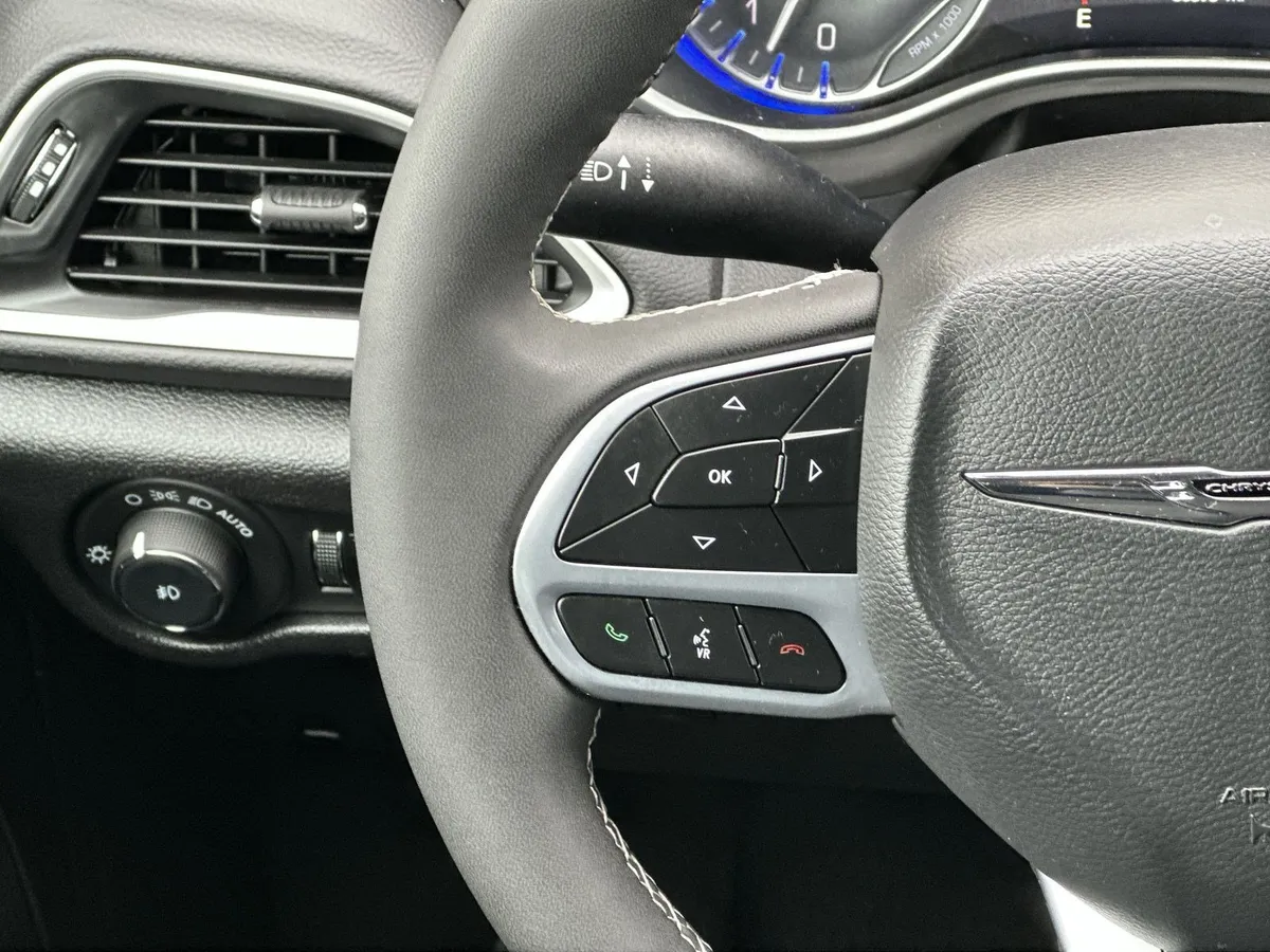 2025 Chrysler Pacifica Select thumbnail 20