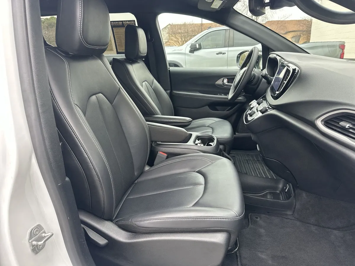 2025 Chrysler Pacifica Select thumbnail 22