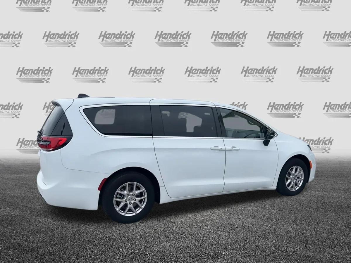 2025 Chrysler Pacifica Select thumbnail 9