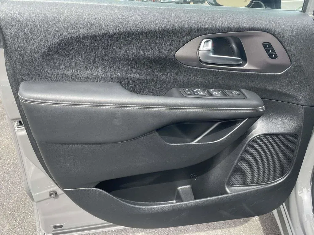2025 Chrysler Pacifica Select thumbnail 13