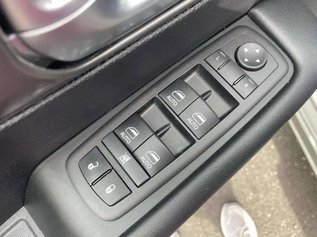 2025 Chrysler Pacifica Select thumbnail 14