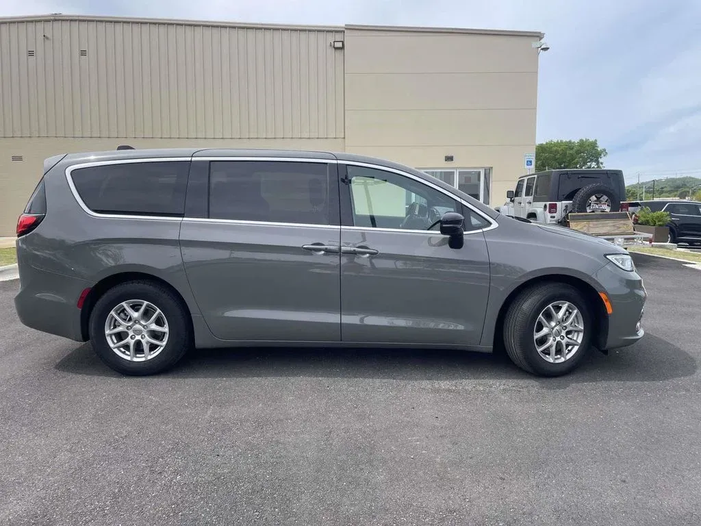 2025 Chrysler Pacifica Select thumbnail 2