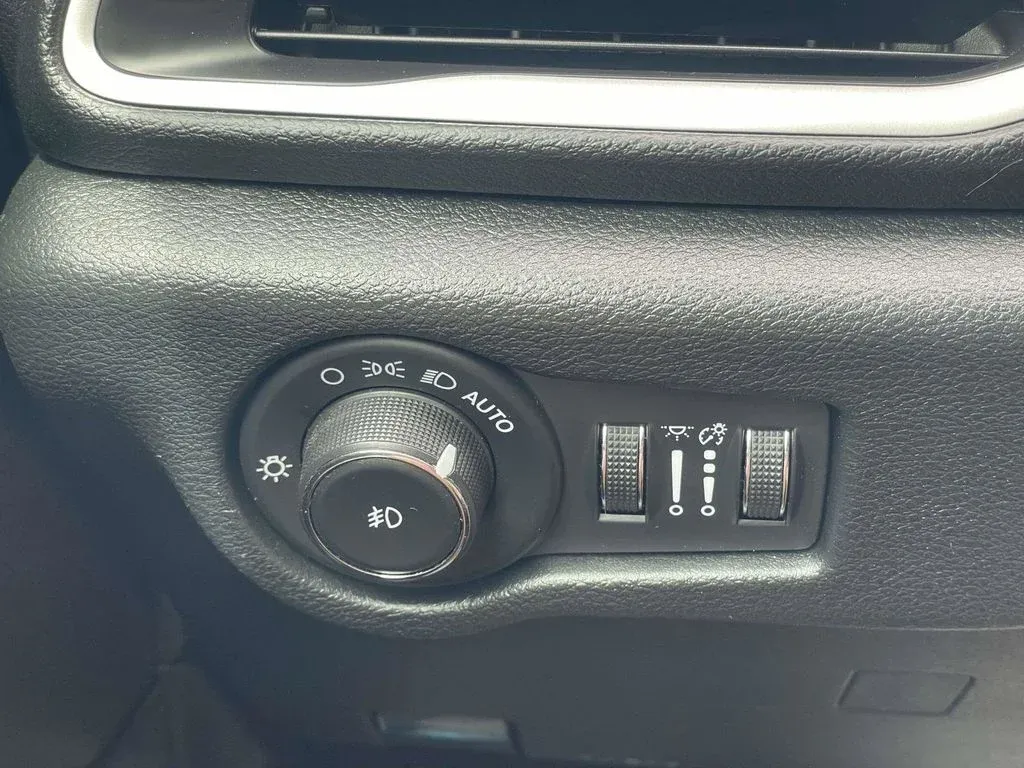 2025 Chrysler Pacifica Select thumbnail 25