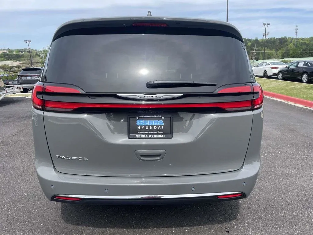 2025 Chrysler Pacifica Select thumbnail 3