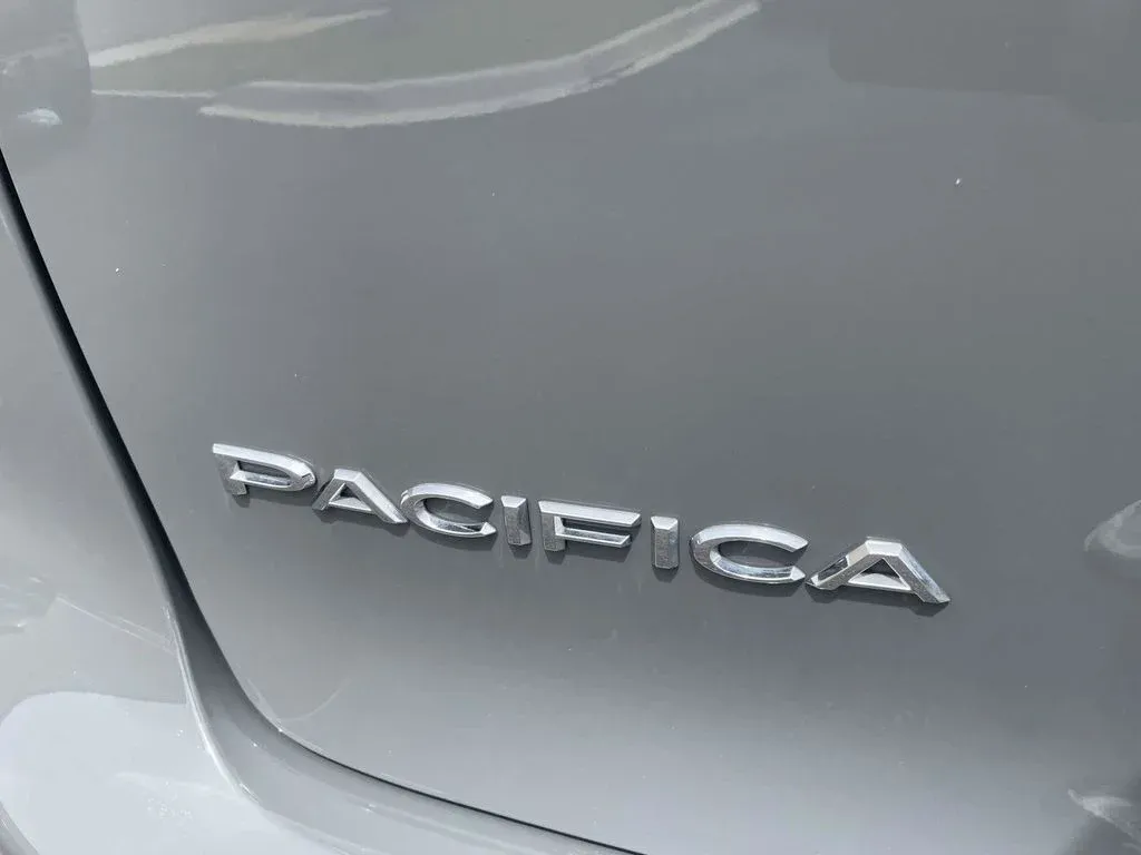 2025 Chrysler Pacifica Select thumbnail 4