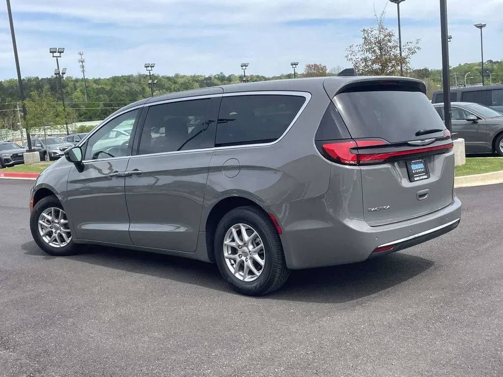 2025 Chrysler Pacifica Select thumbnail 5