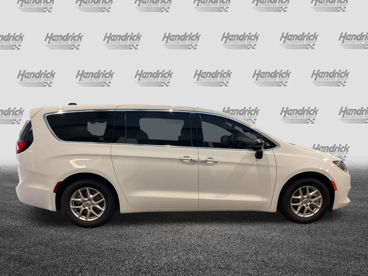 2025 Chrysler Voyager LX thumbnail 10