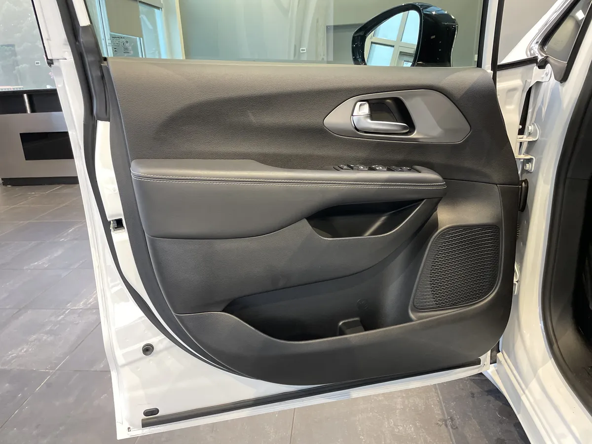 2025 Chrysler Voyager LX thumbnail 13