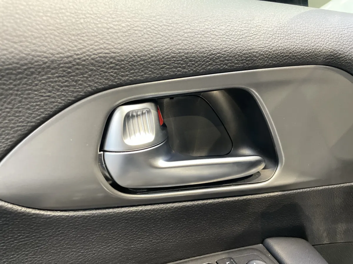2025 Chrysler Voyager LX thumbnail 14