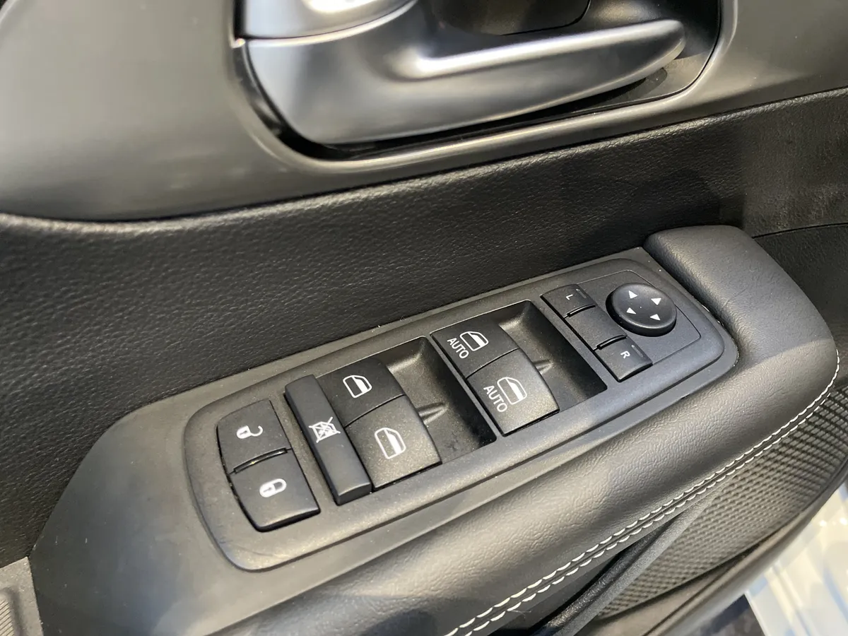 2025 Chrysler Voyager LX thumbnail 15