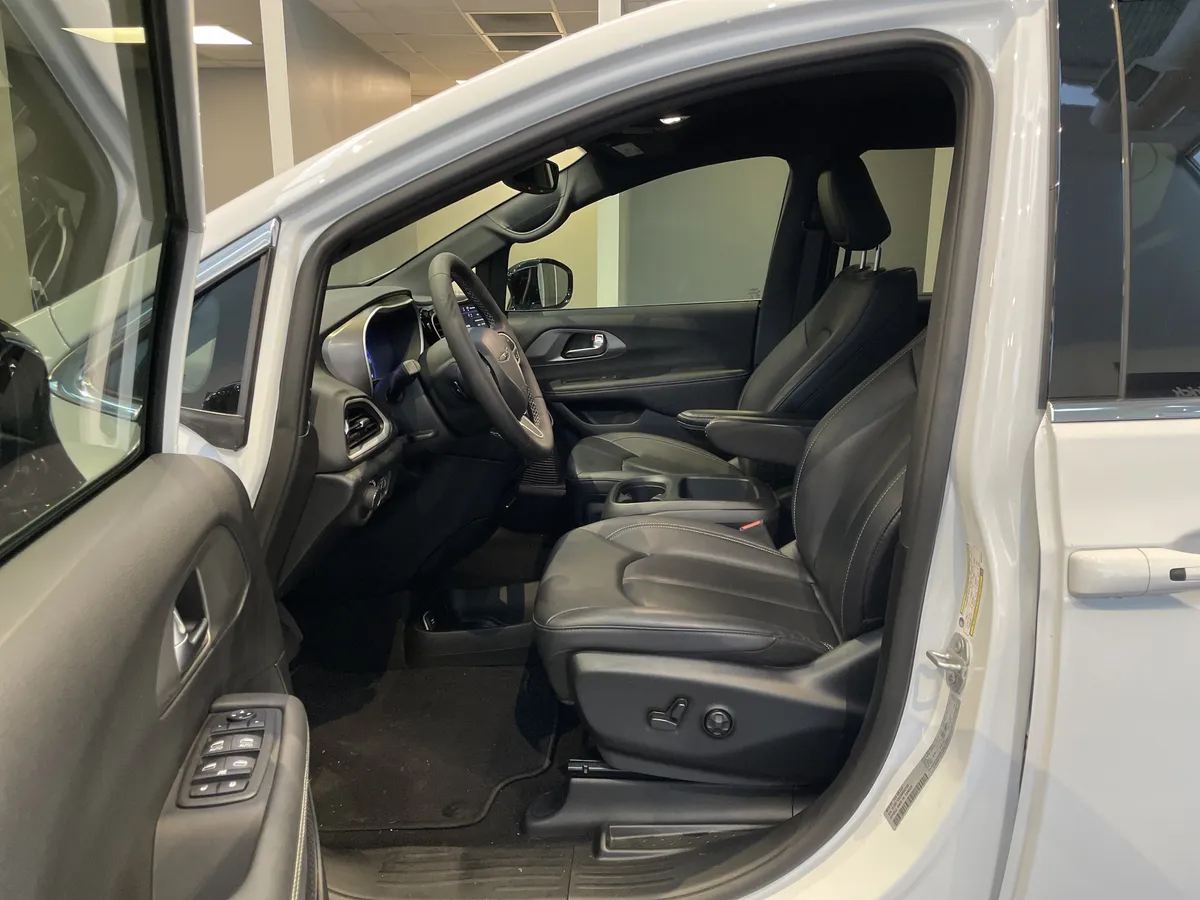 2025 Chrysler Voyager LX thumbnail 16