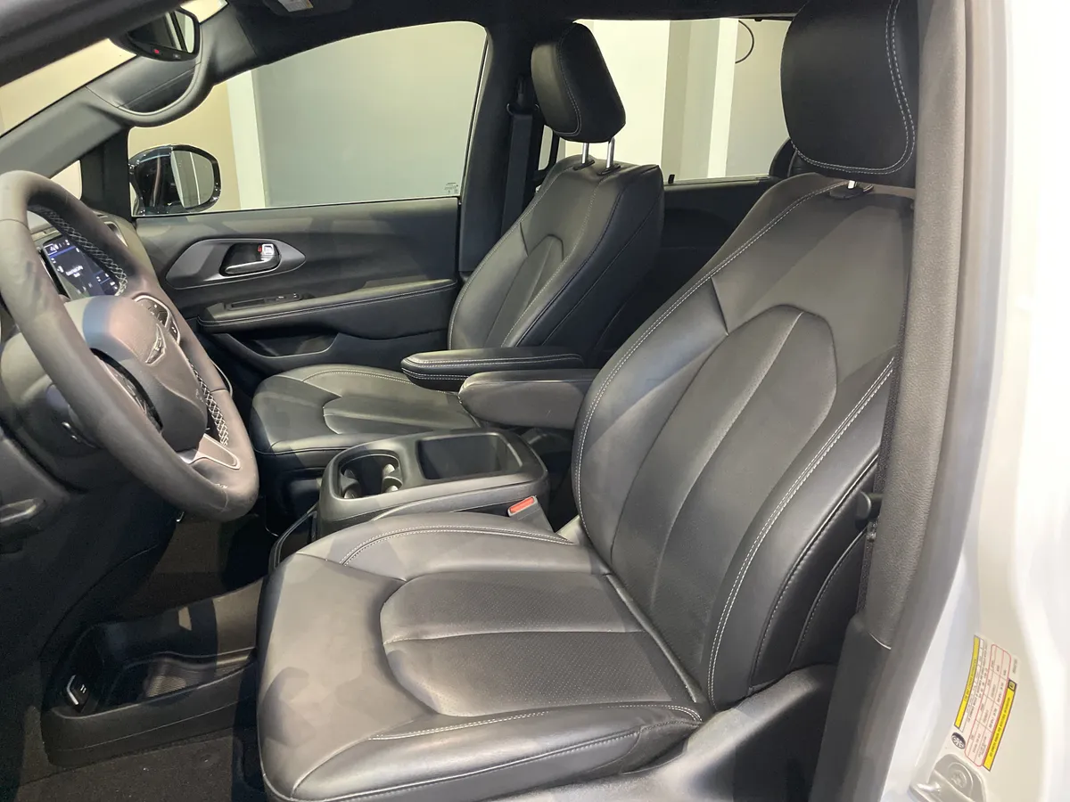 2025 Chrysler Voyager LX thumbnail 17