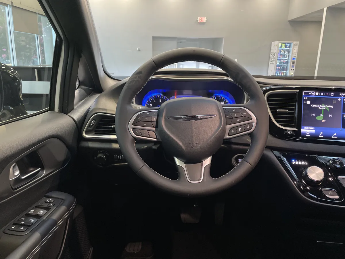 2025 Chrysler Voyager LX thumbnail 18