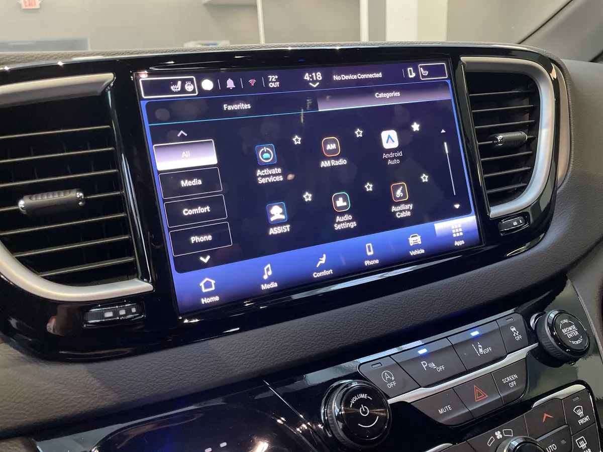 2025 Chrysler Voyager LX thumbnail 25