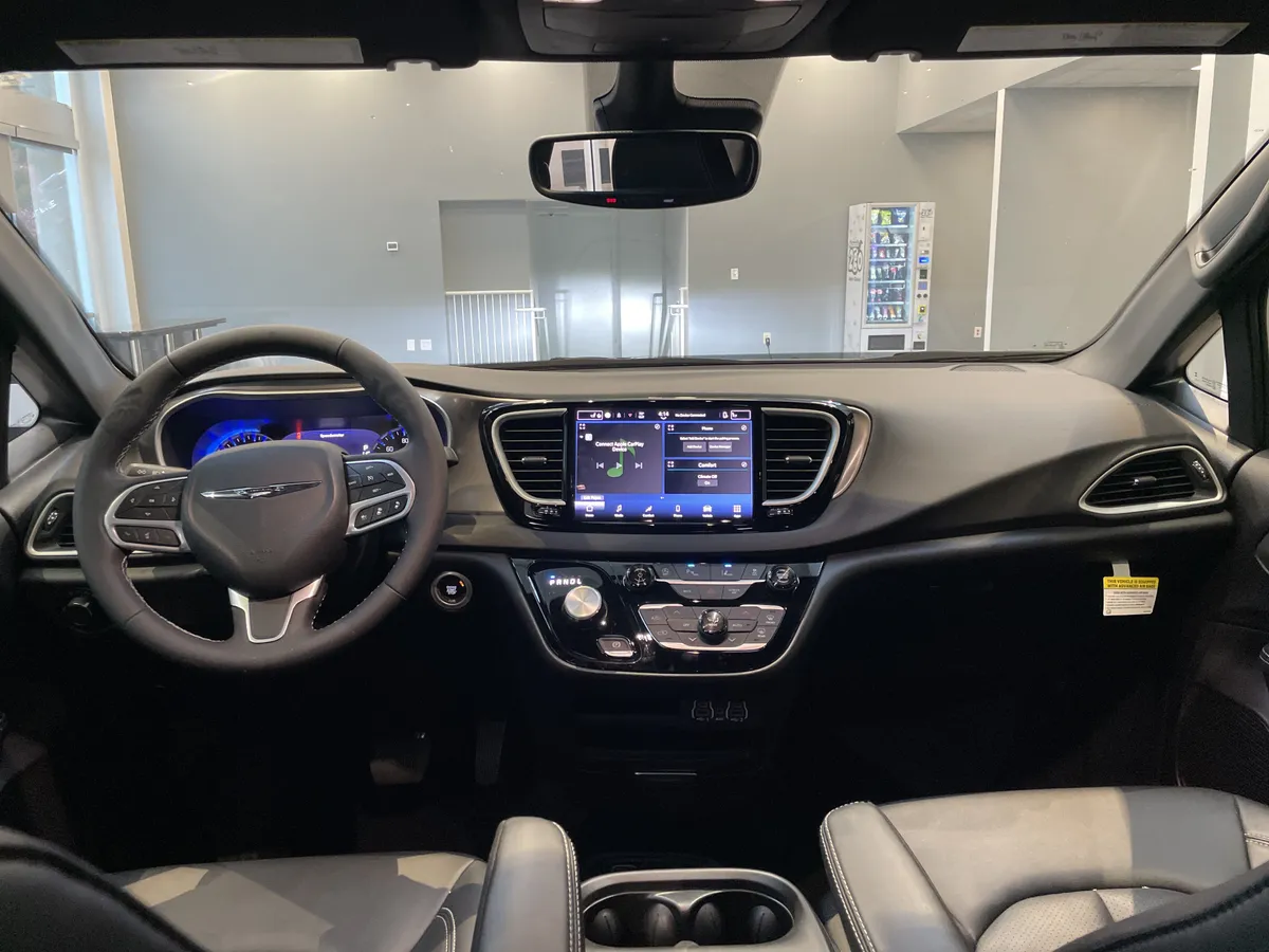 2025 Chrysler Voyager LX thumbnail 29