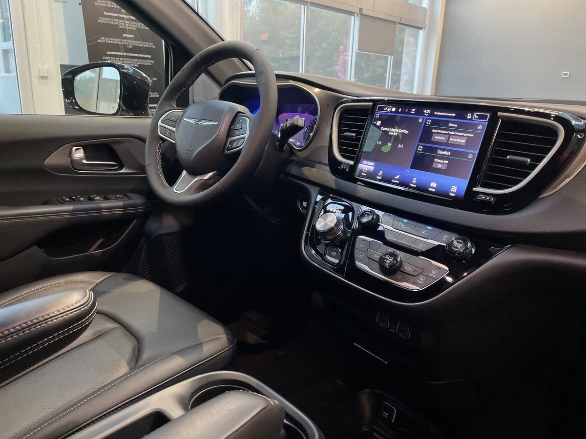 2025 Chrysler Voyager LX thumbnail 30