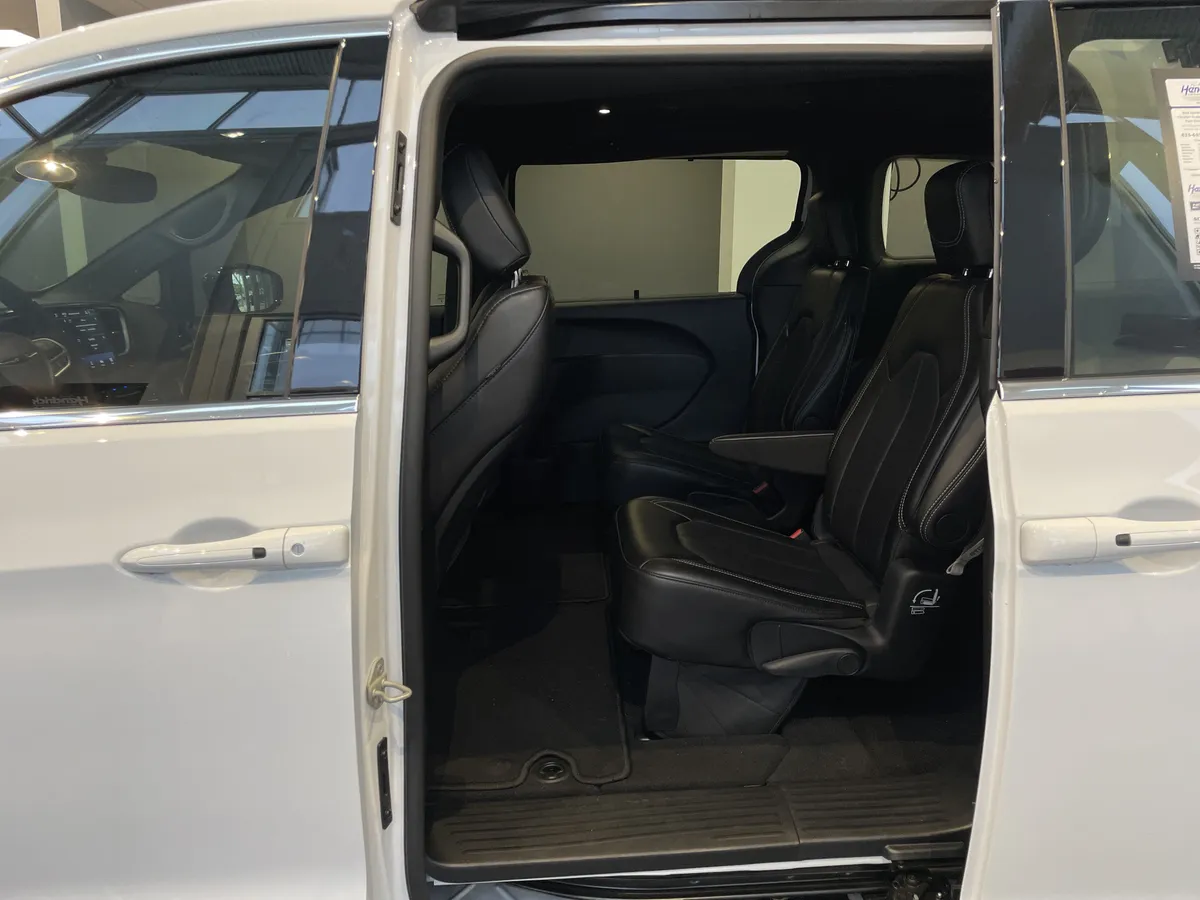 2025 Chrysler Voyager LX thumbnail 31