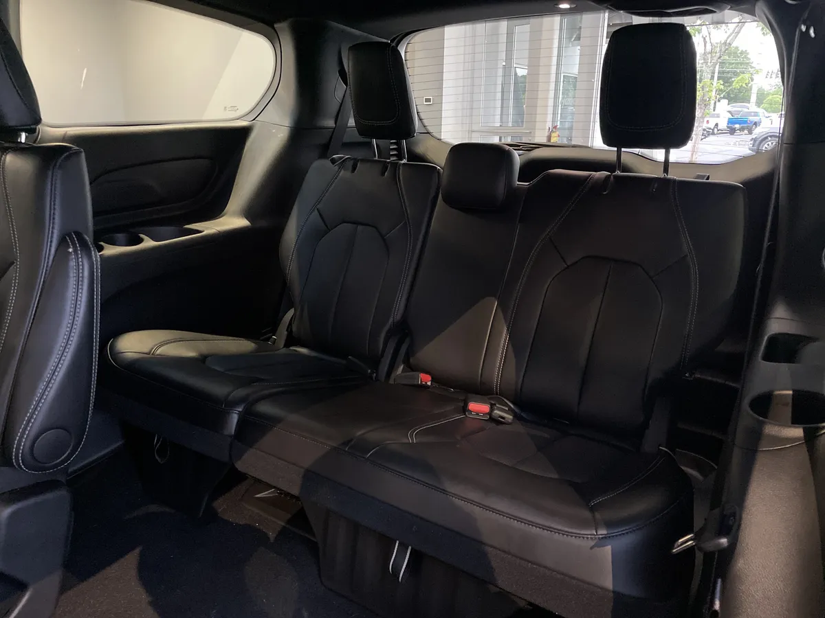 2025 Chrysler Voyager LX thumbnail 32