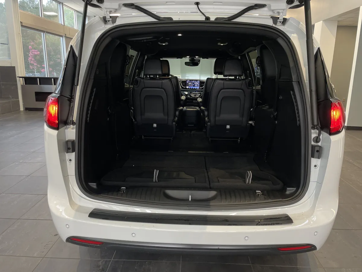 2025 Chrysler Voyager LX thumbnail 34