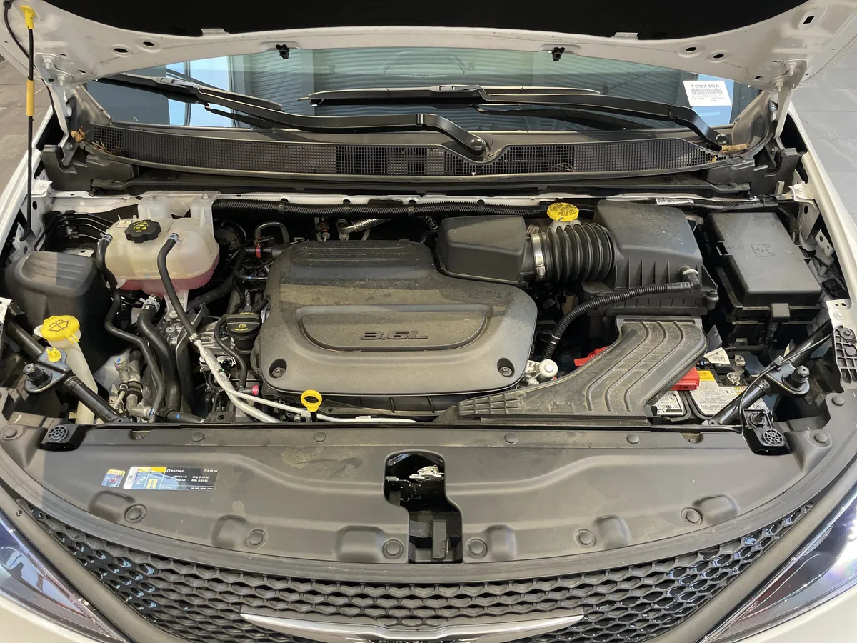 2025 Chrysler Voyager LX thumbnail 36