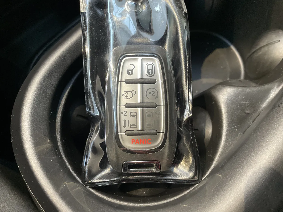 2025 Chrysler Voyager LX thumbnail 39