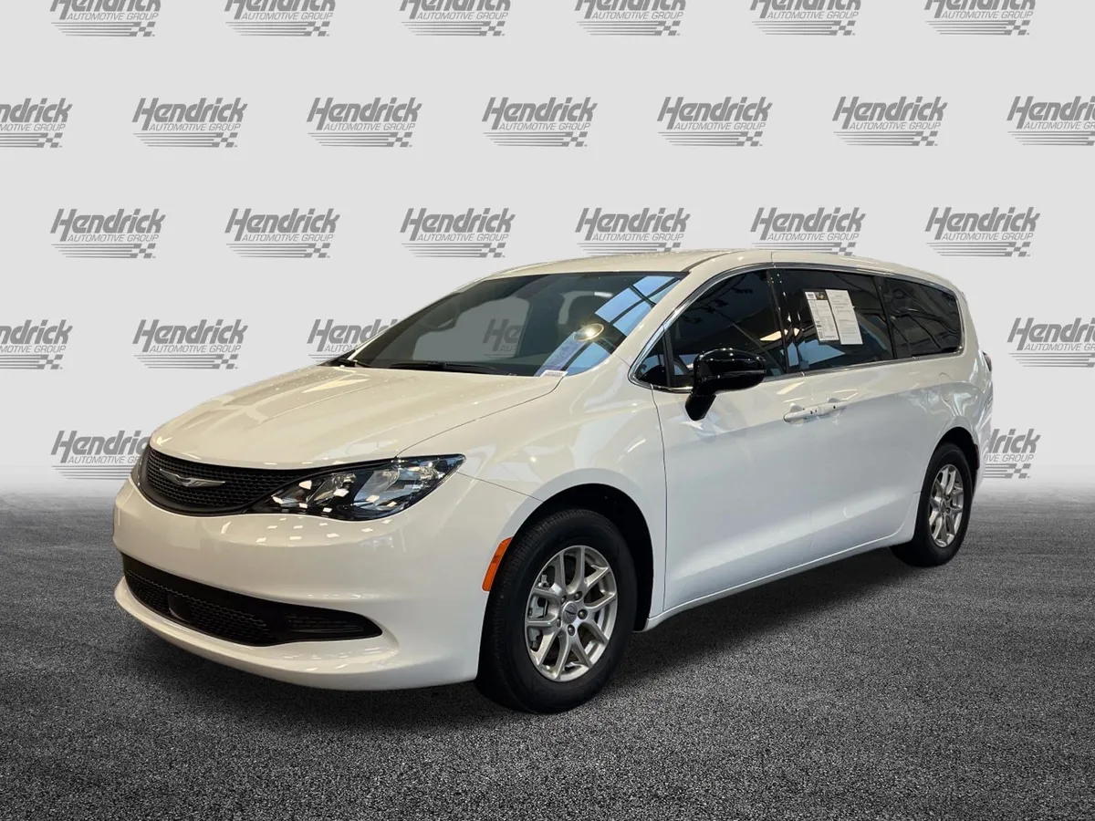 2025 Chrysler Voyager LX thumbnail 5