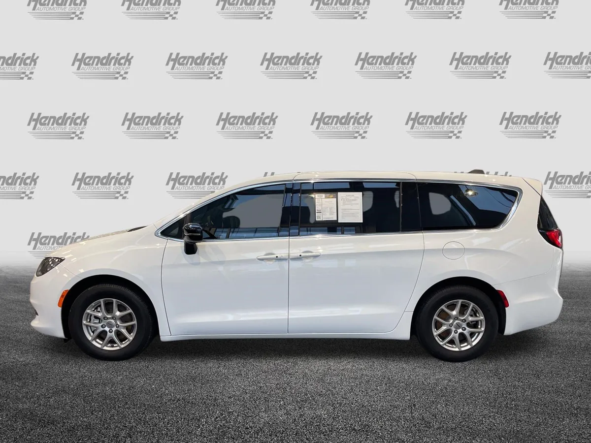 2025 Chrysler Voyager LX thumbnail 6