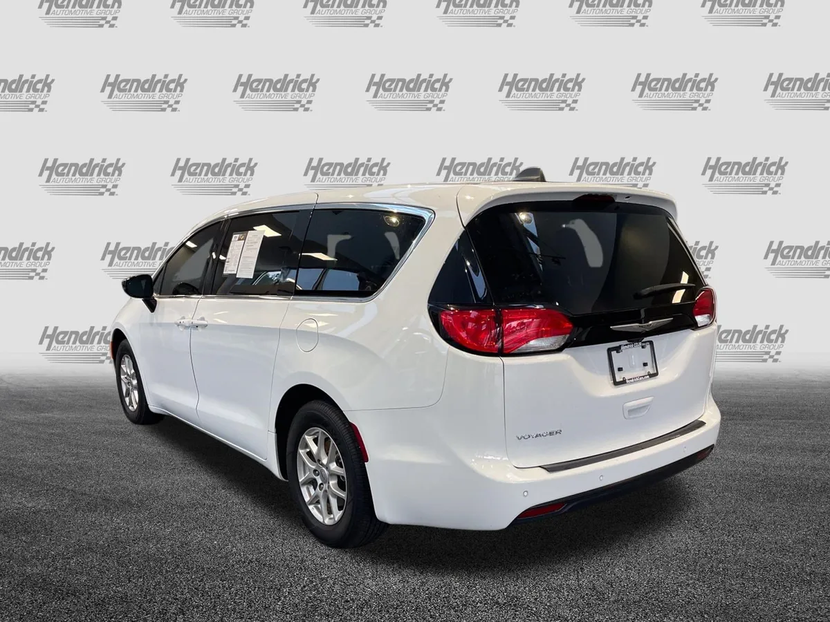 2025 Chrysler Voyager LX thumbnail 7