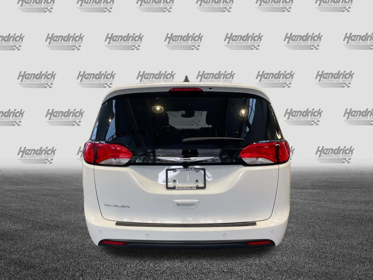 2025 Chrysler Voyager LX thumbnail 8