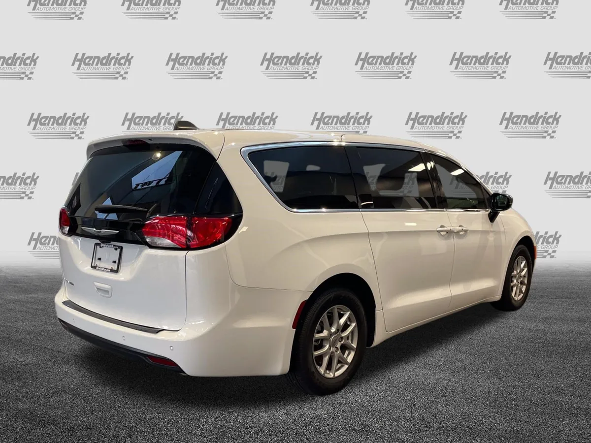 2025 Chrysler Voyager LX thumbnail 9
