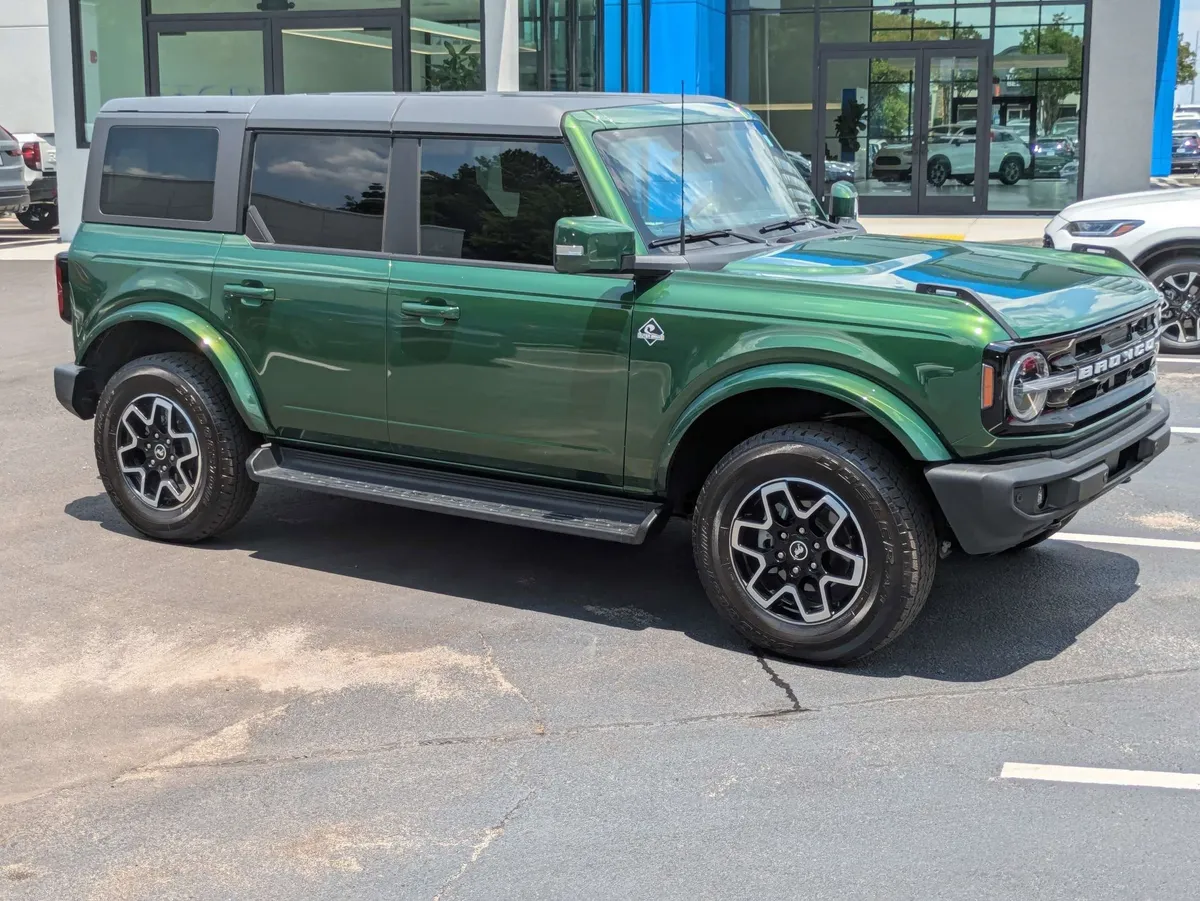 2025 Ford Bronco Outer Banks thumbnail 2