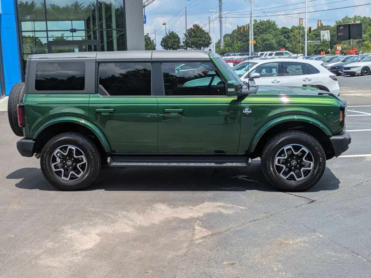 2025 Ford Bronco Outer Banks thumbnail 3